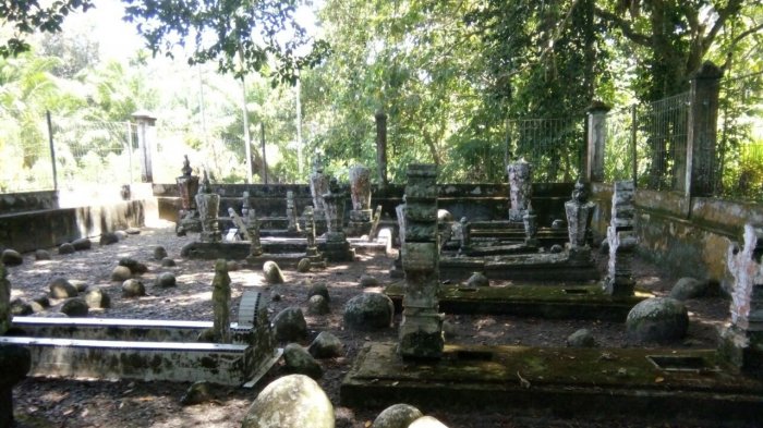 Kompleks Makam Raja-Raja Trumon di Desa Keude Trumon, Kecamatan Trumon, Kabupaten Aceh Selatan.